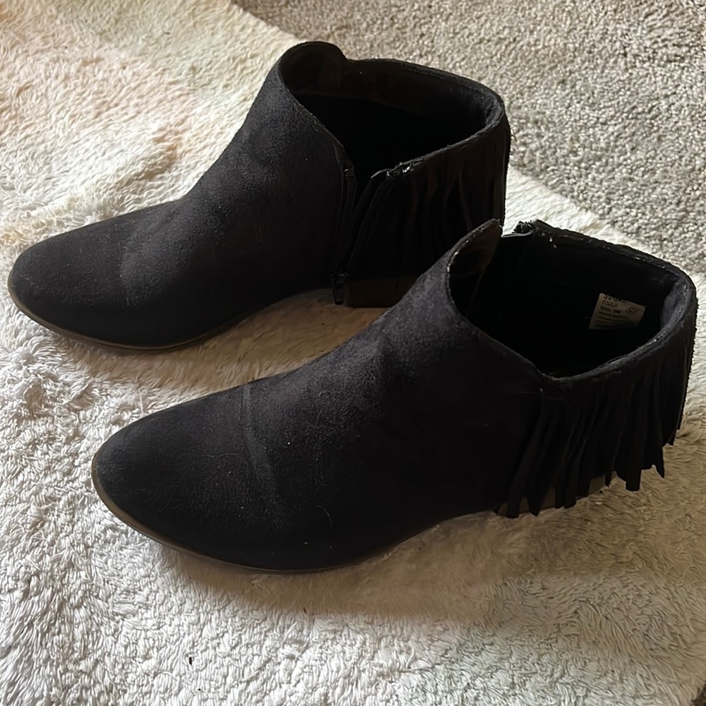 Nice black boots! Size 9